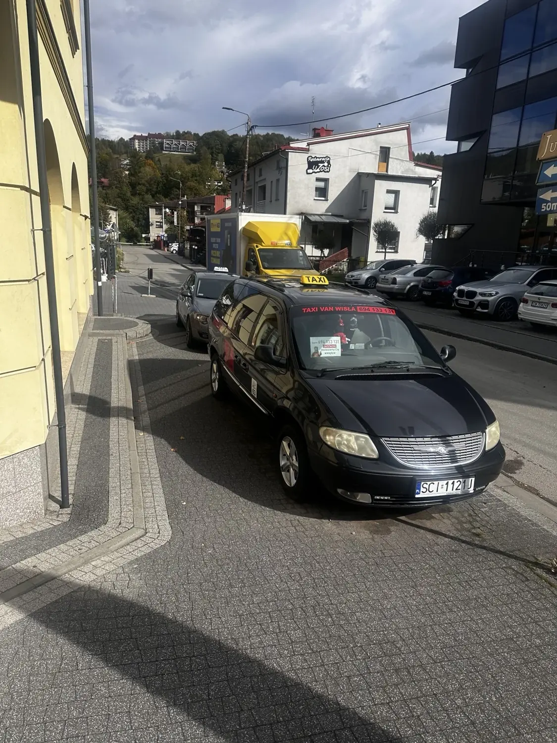 Samochód taxi Wisła na ulicy